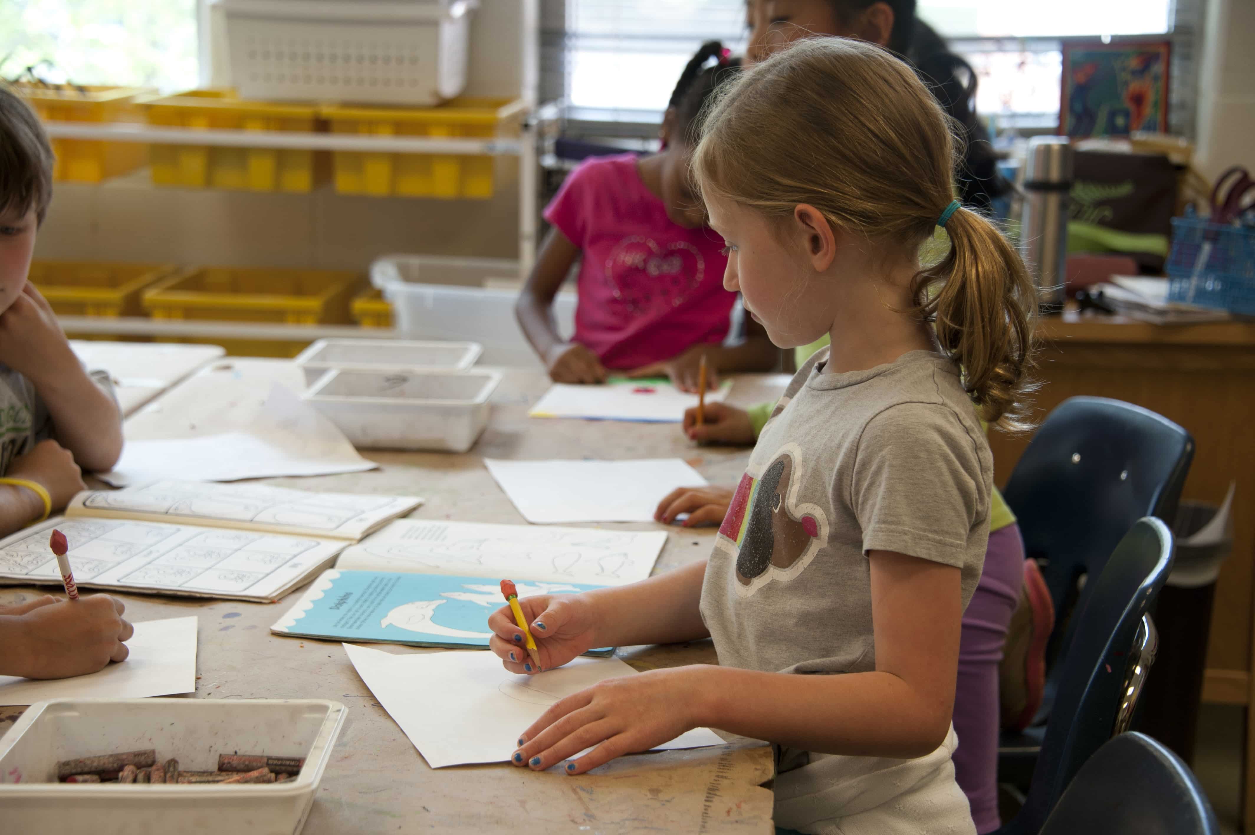 Billede af en skolepige i skolen